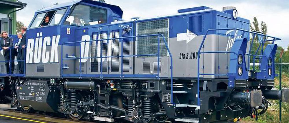 Ganz schön leise. Diese neue Rangierlok im Talgo-Werk kann auch mit E-Antrieb fahren, dann ist sie auf den Gleisen kaum noch zu hören.