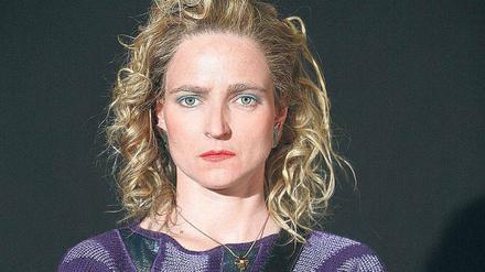Volle Pulle. Bettina Hoppe spielt „Die Frau die gegen Türen rannte.“ 