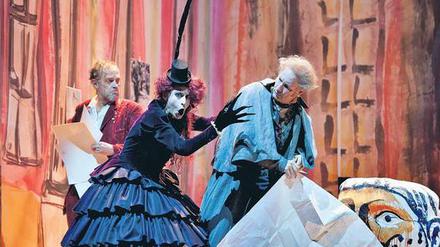 Böse Einflüsterung: Die personifizierte Sorge (Katharina Kammerloher) bedrängt Faust (Roman Trekel).