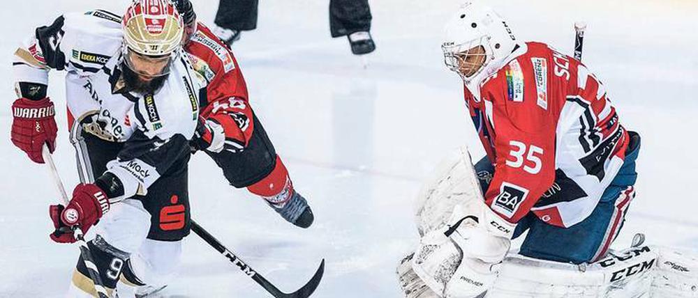 Zweiter Sieger: Zum Heimauftakt verlor der ECC Preussen trotz starker Leistung von Goalie Olafr Schmidt 0:1 gegen Erfurt.