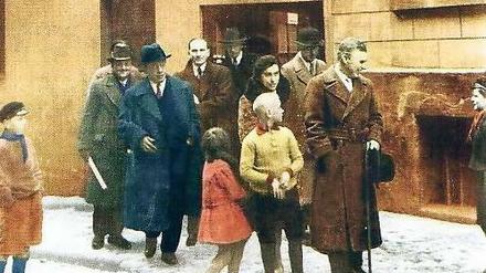 1931 in der Waisenstraße: Der Knabe im gelben Pullover ist Jonny. Der Herr mit Gehstock und Hut in der Hand Charlie Chaplin.