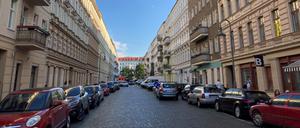 Kein Baum, viel Blech: Die Hagenauer Straße in Prenzlauer Berg.