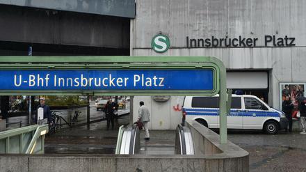  Die Entdeckung einer Bombe aus dem Zweiten Weltkrieg hat am Montag rund um den Innsbrucker Platz weiträumige Sperrungen ausgelöst.