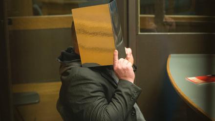 Der 56 Jahre alte Josef S. soll einen Rentner erschossen und jahrelang in einer Tiefkühltruhe aufbewahrt haben. Zehn Jahre lang.