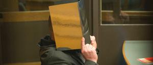 Der 56 Jahre alte Josef S. soll einen Rentner erschossen und jahrelang in einer Tiefkühltruhe aufbewahrt haben. Zehn Jahre lang.