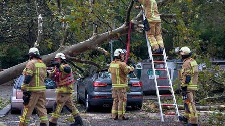 Die Feuerwehr beim Aufräumen nach Sturm "Xavier"
