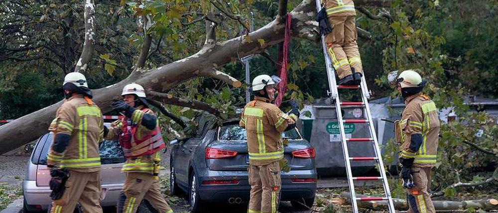 Die Feuerwehr beim Aufräumen nach Sturm "Xavier"