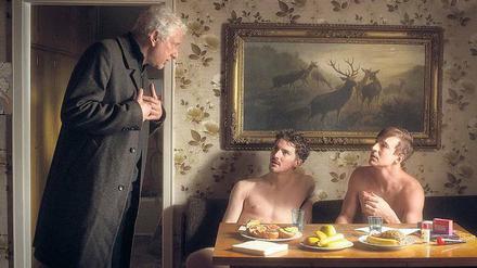 Seid’s fertig? Kommissar Leitmayr (Udo Wachtveitl, li.) im Gespräch mit Porno-Darstellern (Martin Bruchmann und Sebastian Fischer).