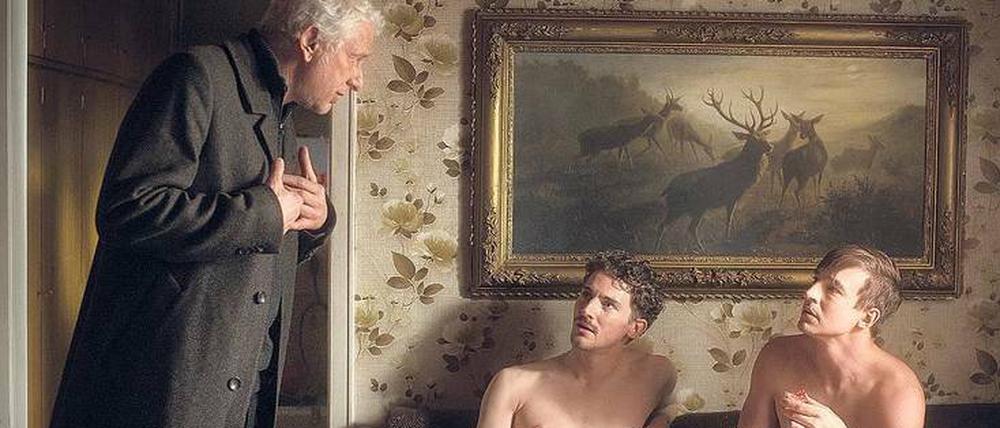 Seid’s fertig? Kommissar Leitmayr (Udo Wachtveitl, li.) im Gespräch mit Porno-Darstellern (Martin Bruchmann und Sebastian Fischer).