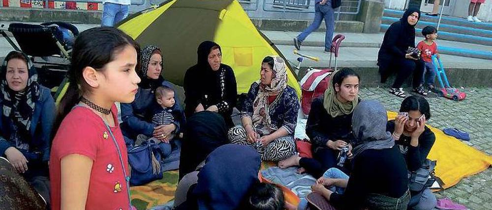 Flüchtlinge protestieren vor dem Rathaus Wilmersdorf.