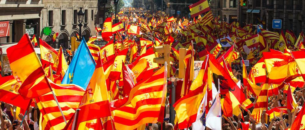 Tausende Menschen protestieren mit katalonischen und spanischen Fahnen am Sonntag in Barcelona.