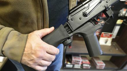 "Bump-Stock"-Vorrichtung (links) an einem Gewehr