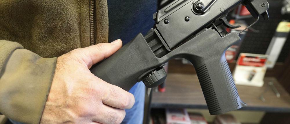 "Bump-Stock"-Vorrichtung (links) an einem Gewehr