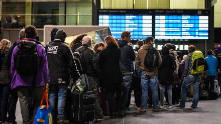 Bahnreisende - wie hier in Berlin - müssen nach Sturmtief "Xavier" geduldig sein. 