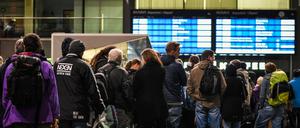 Bahnreisende - wie hier in Berlin - müssen nach Sturmtief "Xavier" geduldig sein.