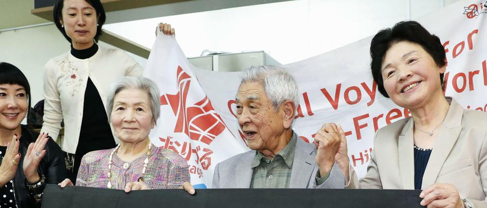 Nobuo Miyake (2.v.r), ein Überlebender des Atombombenabwurfs auf Hiroshima, freut sich in Tokio zusammen mit Atomwaffengegnern über den Friedensnobelpreis für die Internationale Kampagne zur atomaren Abrüstung (ICAN).