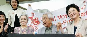 Nobuo Miyake (2.v.r), ein Überlebender des Atombombenabwurfs auf Hiroshima, freut sich in Tokio zusammen mit Atomwaffengegnern über den Friedensnobelpreis für die Internationale Kampagne zur atomaren Abrüstung (ICAN). 