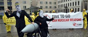 Aktivisten der Internationalen Kampagne zur Abschaffung von Atomwaffen (ICAN) protestieren vor der US-Botschaft in Berlin. 