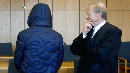 Ex-Agent Werner Mauss steht neben seinem Verteidiger Rainer Hamm (r) zum Prozessauftakt im Verhandlungssaal des Landgerichts am 26.09.2016 in Bochum.