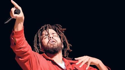 Lebt im Augenblick! J. Cole stammt aus North Carolina. Sein aktuelles Album „Four Your Eyez Only" ist seine vierte Platinplatte in Folge. 