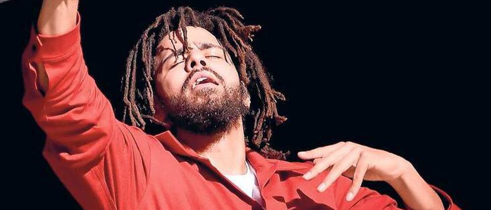 Lebt im Augenblick! J. Cole stammt aus North Carolina. Sein aktuelles Album „Four Your Eyez Only" ist seine vierte Platinplatte in Folge. 