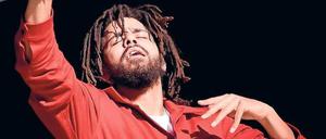 Lebt im Augenblick! J. Cole stammt aus North Carolina. Sein aktuelles Album „Four Your Eyez Only" ist seine vierte Platinplatte in Folge. 
