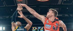 Abgeräumt: Guard Peyton Siva (links, hier im Duell mit Ulms Luke Harangody) will mit Alba Berlin punkten.