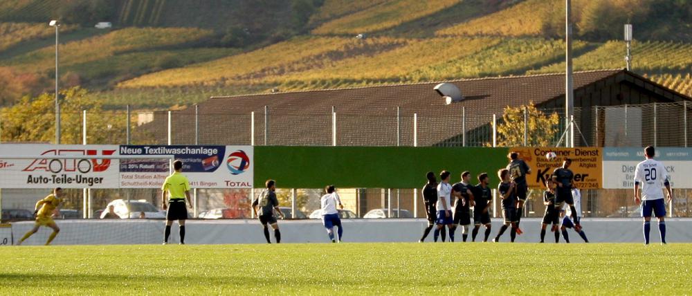 Auch unterhalb der Bundesliga wird Fußball gespielt - wie hier in Rheinland-Pfalz.