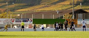 Auch unterhalb der Bundesliga wird Fußball gespielt - wie hier in Rheinland-Pfalz.