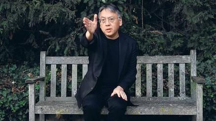 Neue Wege. Kazuo Ishiguro, 62, vor seinem Haus in London, kurz nachdem er von seiner Auszeichnung durch die SchwedischeAkademie erfuhr.