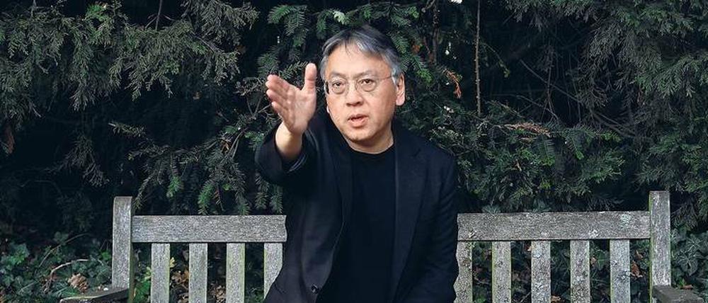 Neue Wege. Kazuo Ishiguro, 62, vor seinem Haus in London, kurz nachdem er von seiner Auszeichnung durch die SchwedischeAkademie erfuhr.