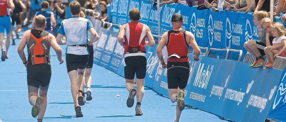 Drei Mal Leiden: Nach dem Schwimmen und Radfahren geht es für Triathleten auf die Laufstrecke, wie hier in Hamburg.