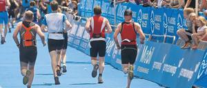Drei Mal Leiden: Nach dem Schwimmen und Radfahren geht es für Triathleten auf die Laufstrecke, wie hier in Hamburg.