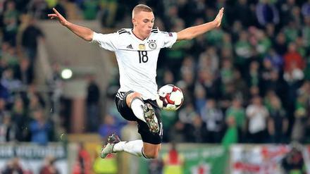 Gute Haltung. Joshua Kimmich genießt bei Bundestrainer Löw größte Wertschätzung.