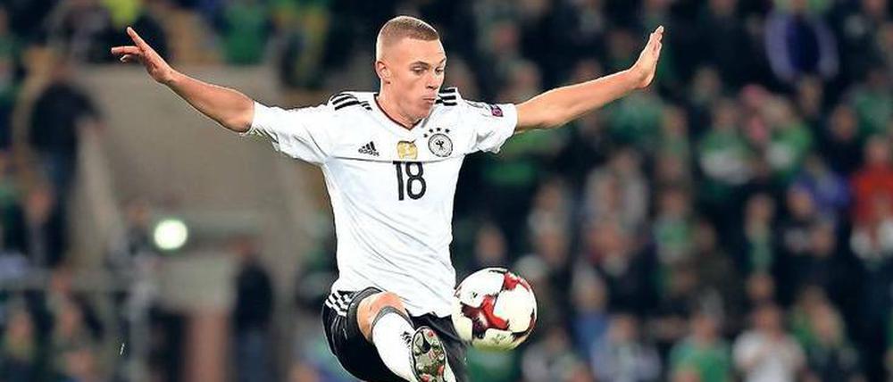 Gute Haltung. Joshua Kimmich genießt bei Bundestrainer Löw größte Wertschätzung.