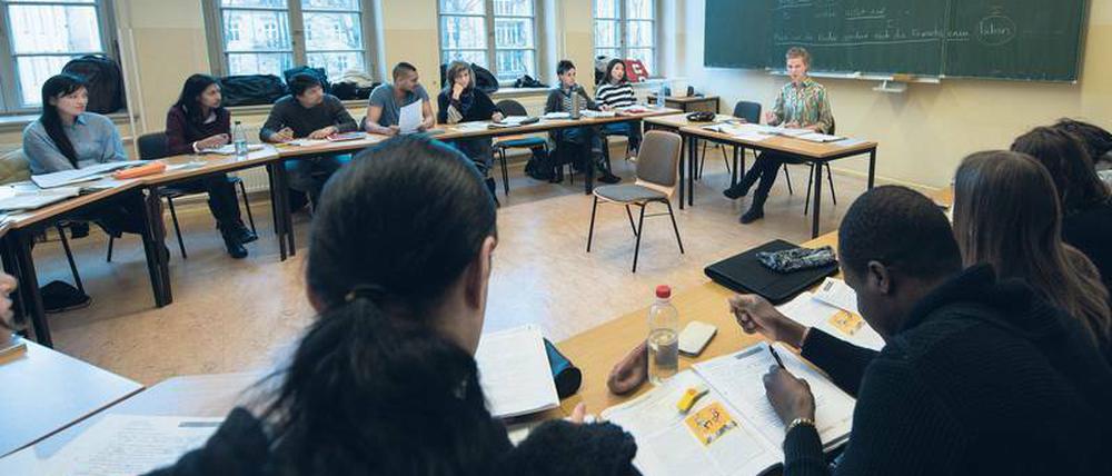 Geflüchtete lernen in einem Volkshochschulkurs in Berlin Mitte Deutsch.