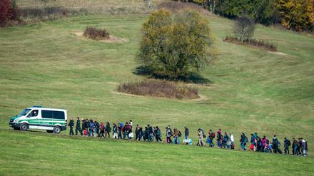 Flüchtlinge im Oktober 2015 in Bayern auf dem Weg zu einer Notunterkunft.