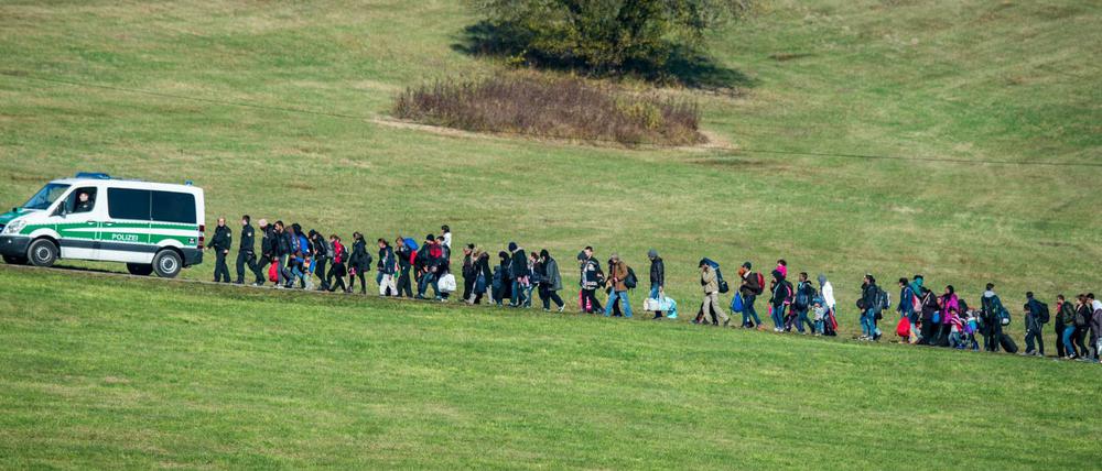 Flüchtlinge im Oktober 2015 in Bayern auf dem Weg zu einer Notunterkunft.