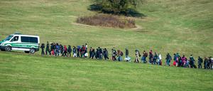 Flüchtlinge im Oktober 2015 in Bayern auf dem Weg zu einer Notunterkunft.