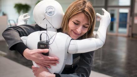 Die Zärtlichkeit der Maschine: Eine Frau umarmt den humanoiden Roboter "Pepper".