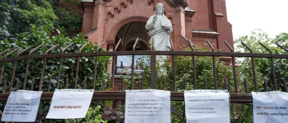Vor der Gethsemanekirche: Seitdem Peter Steudtner in türkischer Haft sitzt, wird hier dagegen protestiert und gebetet.