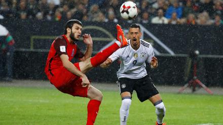 Da staunst du. Sandro Wagner (hinten) ist beeindruckt von der aserbaidschanischen Fußballkunst.