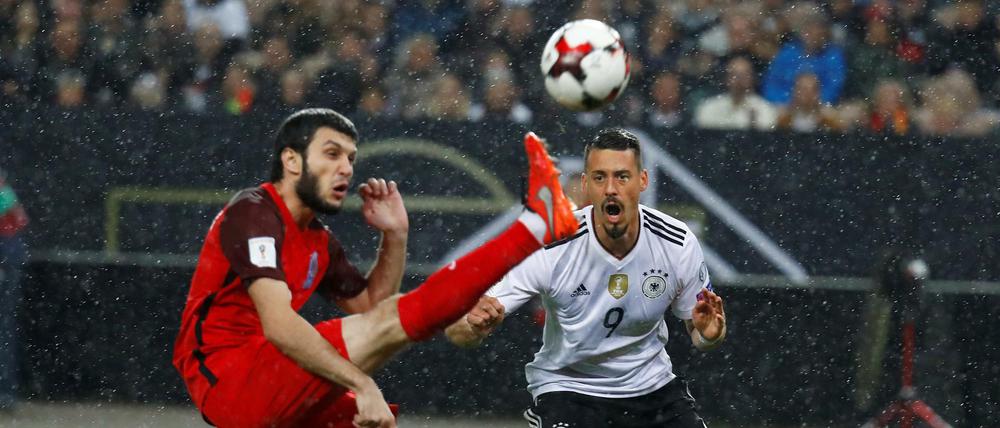 Da staunst du. Sandro Wagner (hinten) ist beeindruckt von der aserbaidschanischen Fußballkunst.