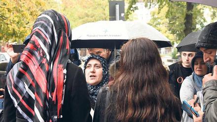Am Freitag versammelten sich etwa 30 Menschen vor dem Rathaus Tiergarten. Sie protestierten gegen die Mietforderung des Bezirks. 
