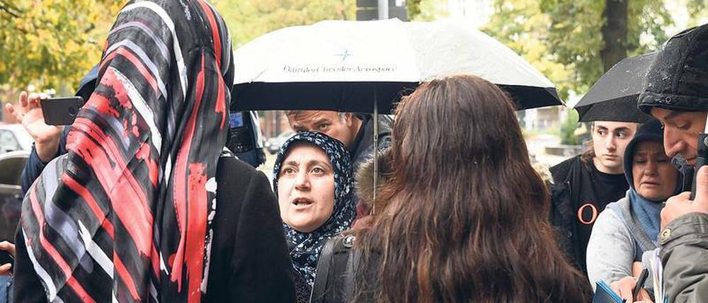 Am Freitag versammelten sich etwa 30 Menschen vor dem Rathaus Tiergarten. Sie protestierten gegen die Mietforderung des Bezirks. 