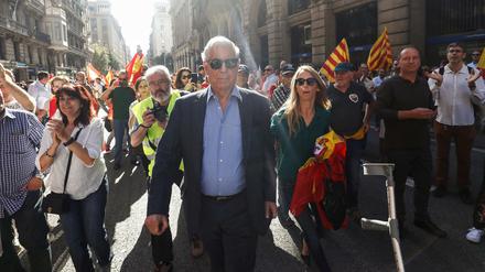 Mario Vargas Llosa marschierte am Sonntag in Barcelona mit.