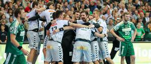 Jubelkreis. Die Füchse Berlin freuen sich über ihren dramatischen Sieg in Leipzig. 