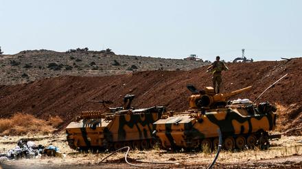 An der Grenze zu Syrien haben türkische Panzerfahrzeuge Stellung bezogen.