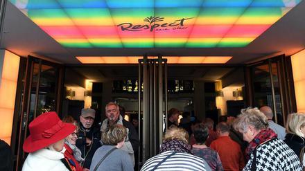 Besucher strömen am Samstagabend in den Friedrichstadtpalast, um die Show "The One" zu sehen.