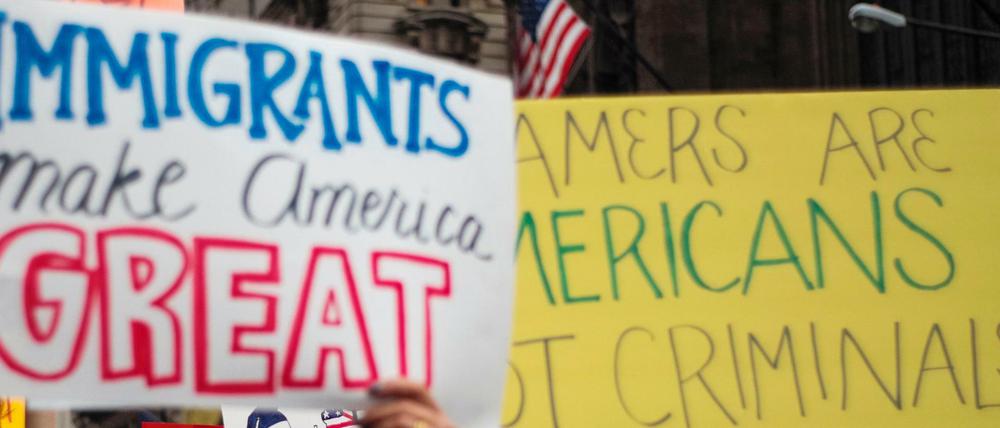 Demonstranten protestieren gegen die Immigrationspolitik des US-Präsidenten Donald Trump. 